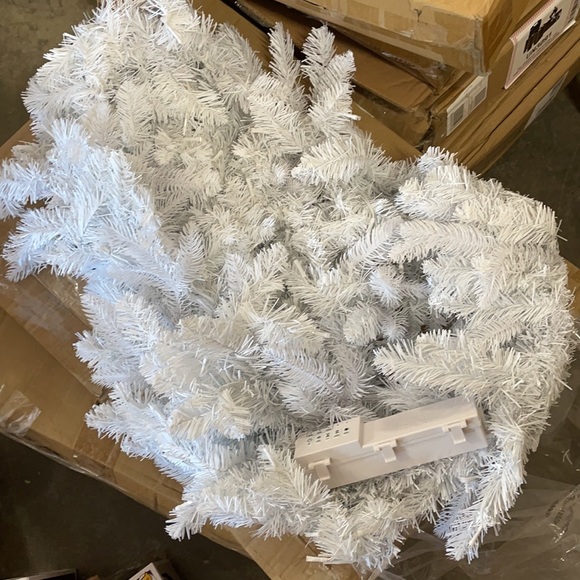 Bethlehem Lights 9’ Prelit Garland - Picture 2 of 3